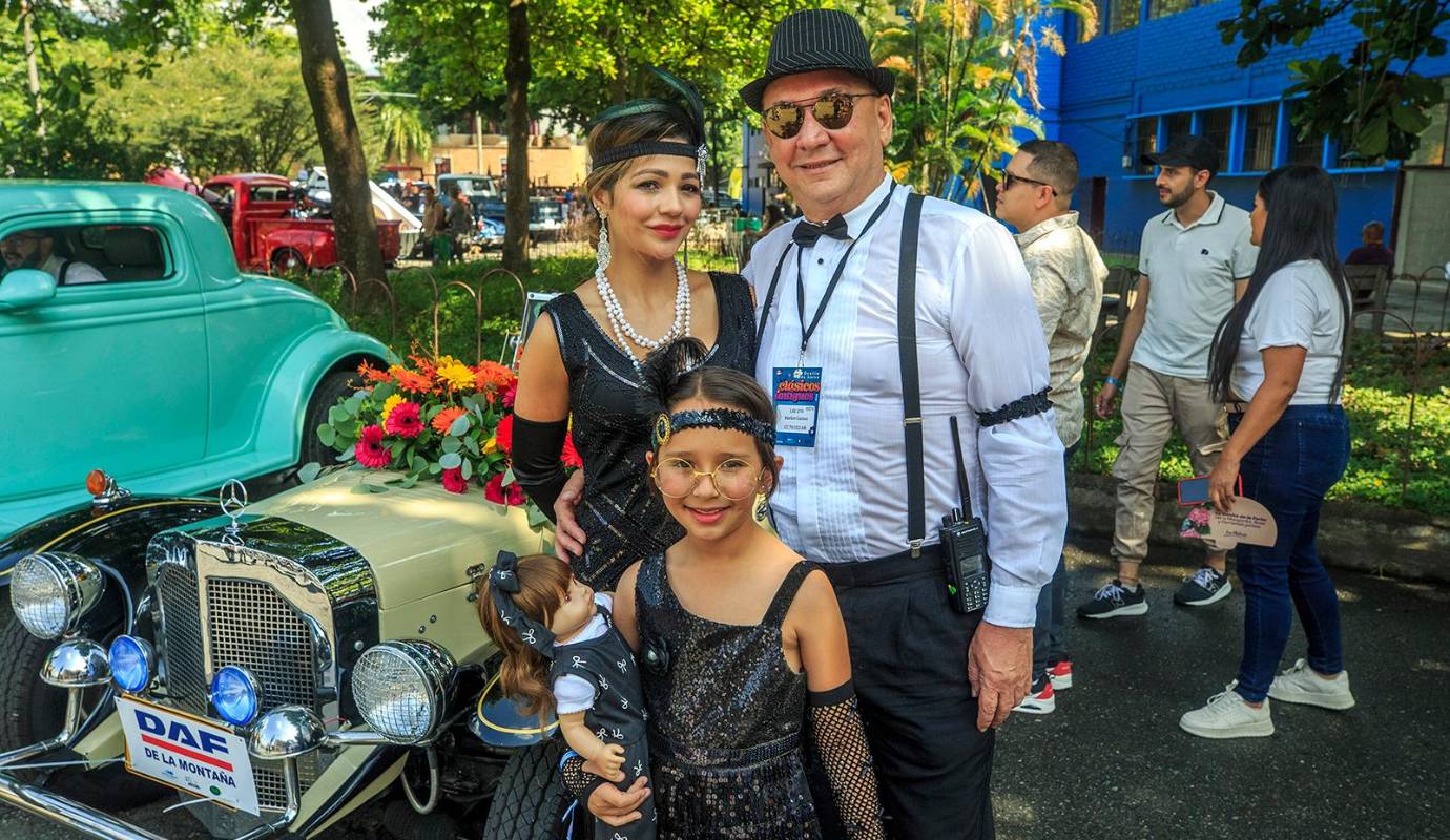 Las calles de Medellín se llenaron de Autos Clásicos y Antiguos, celebración que llegó a la versión número 27, un evento que se ha consolidado como uno de los favoritos de la Feria de las Flores. Foto: Camilo Suárez