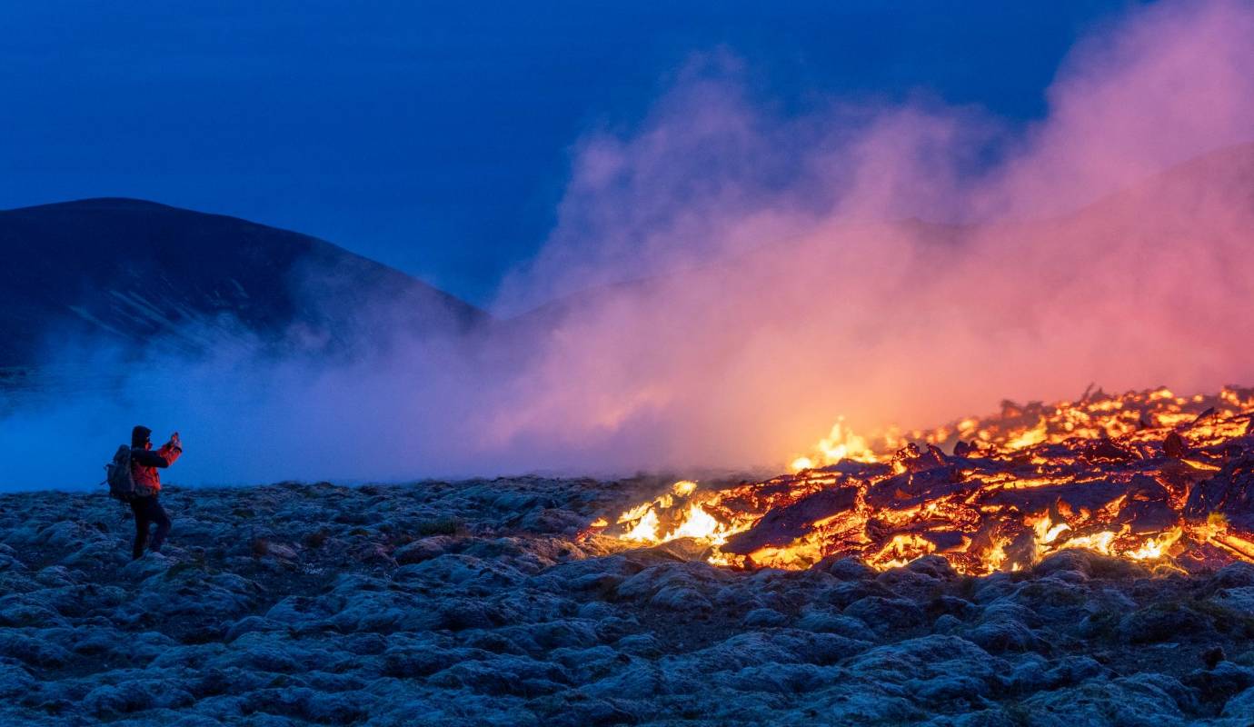 Los intrépidos y audaces visitantes desafían la furia de la naturaleza, observando volcanes en erupción en la tierra de hielo y fuego, Islandia. Foto: Getty