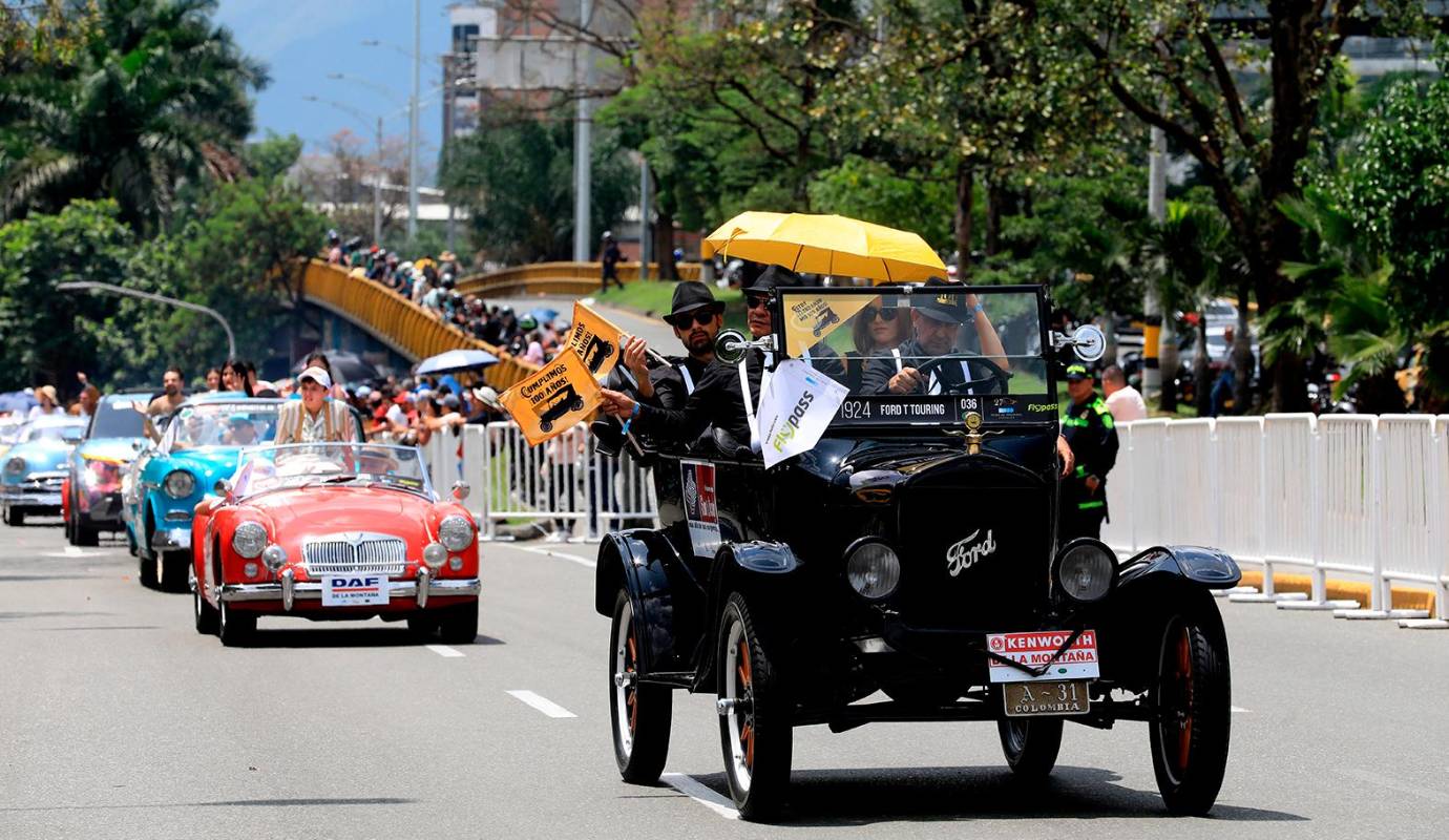 Además del espectáculo visual, el desfile también fue una oportunidad para rendir tributo a los propietarios y restauradores que, con dedicación y amor por la historia automotriz, mantienen vivos estos tesoros sobre ruedas. Foto: Esneyder Gutiérrez