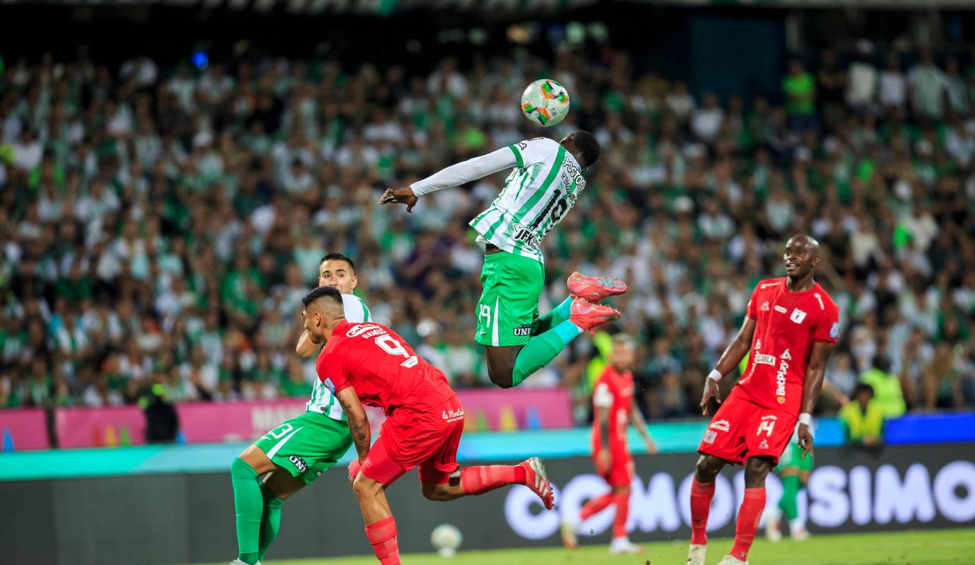 El encuentro, dirigido por Javier Gandolfi en Nacional y Jorge Polilla Da Silva en el América, cumplió con las expectativas de un clásico lleno de emociones y disputas. Los verdes demostraron jerarquía en casa, manteniendo una racha invicta ante los diablos rojos desde 2020. Foto: Camilo Suárez Echeverry