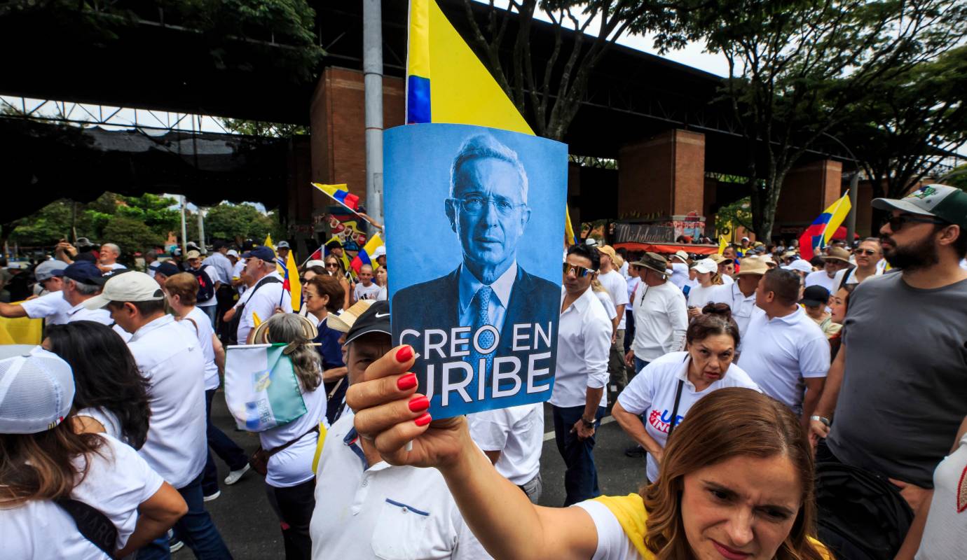 La marcha, que duró varias horas, evidenció el arraigo que tiene la figura de Uribe en Antioquia, su departamento natal, y la lealtad de un sector importante de la población hacia su proyecto político. Foto: Camilo Suárez Echeverry