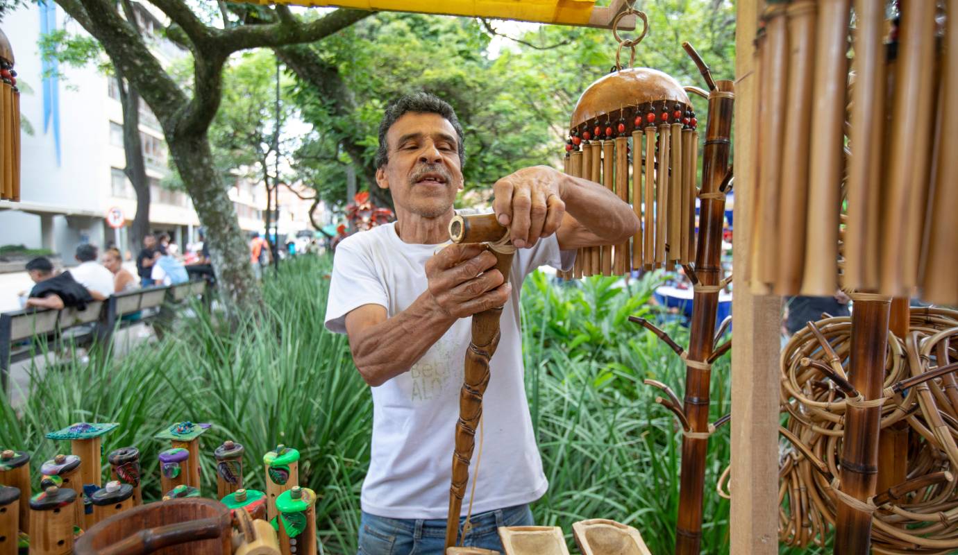 En esta ocasión, más de 300 artesanos se congregaron en este espacio icónico para ofrecer sus creaciones a visitantes, turistas y habitantes de la ciudad. Foto: Esneyder Gutiérrez 