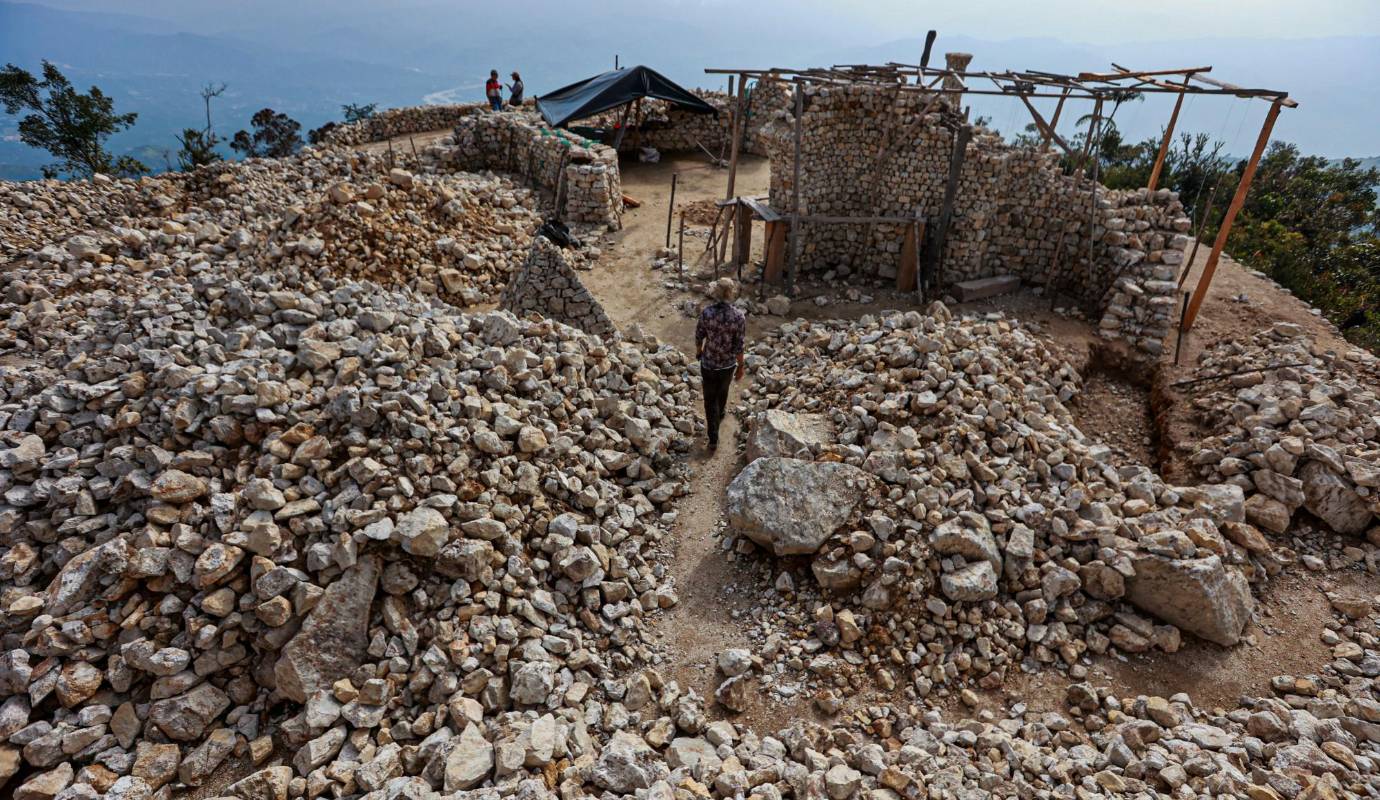 La piedra con la que construyen la casa es cuarzo lechoso, moldear una solo piedra puede tardar semanas. Foto: Manuel Saldarriaga Quintero.