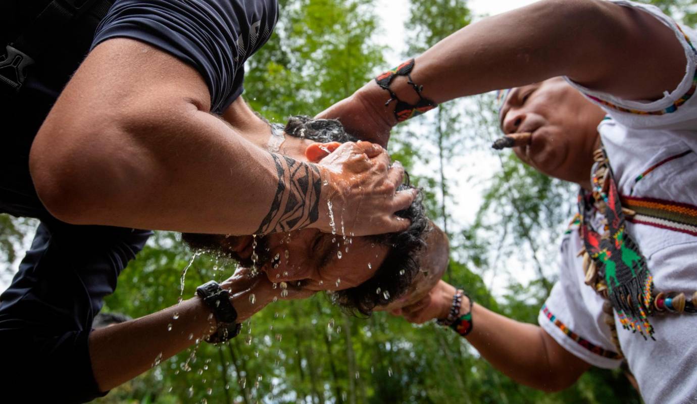 La ruta inicia con un ritual de limpieza precedido por un jaibaná “para ahuyentar los malos espíritus. Foto: Esneyder Gutiérrez 