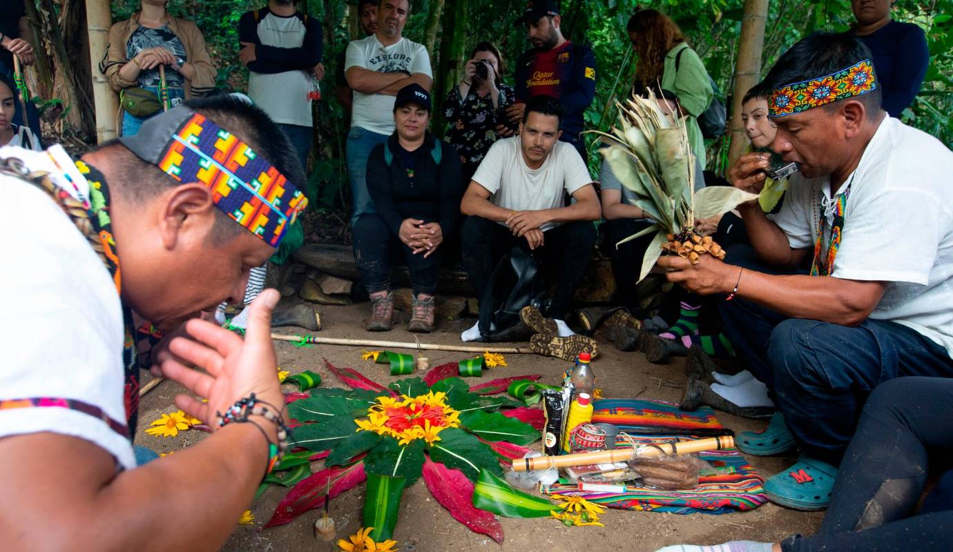 La iniciativa también busca resignificar la cultura Embera Chamí en el tema étnico y en los temas de paz para que el turismo fluya de otras formas y tengamos acceso, dentro de Antioquia, a otras regiones”, recuerda Alejandro Muñoz, coordinador de promoción y diseño de oferta de la unidad de turismo de Comfenalco, sobre este piloto que esperan poder replicar en otros territorios. Foto: Esneyder Gutiérrez 