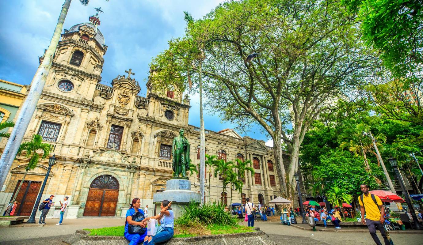 Ceiba ubicado en la plazuela San Ignacio. En el marco del Día Internacional del Árbol, que se celebra cada 29 de abril, la ciudad de Medellín se viste de verde para exaltar la importancia vital de estos seres majestuosos en nuestro entorno urbano. Foto: Camilo Suárez Echeverry