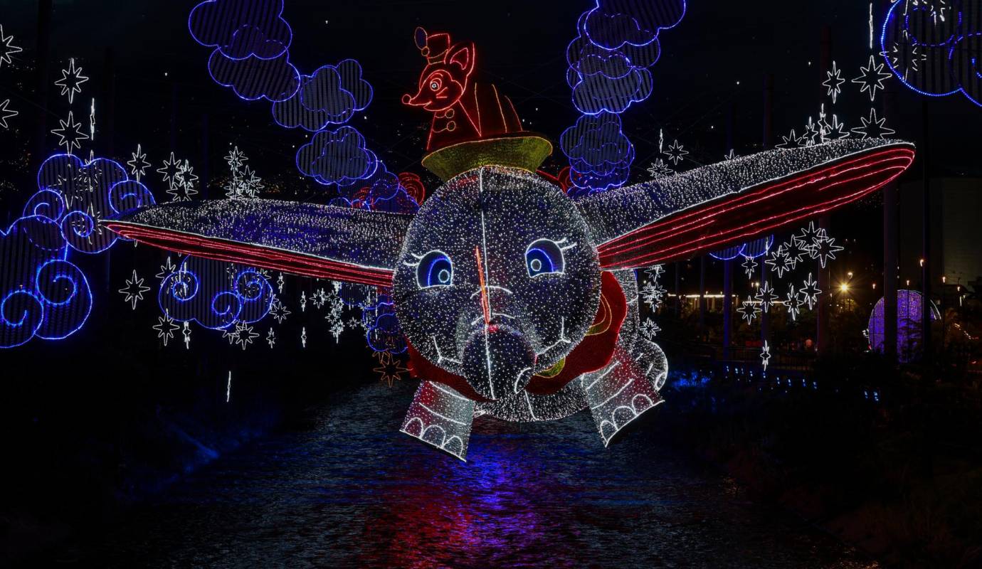 Dumbo, junto con otros personajes icónicos de Disney, estará iluminando la Navidad de Medellín. También se verán figuras de la película Wish, el Poder de los Deseos. Foto: Manuel Saldarriaga Quintero.