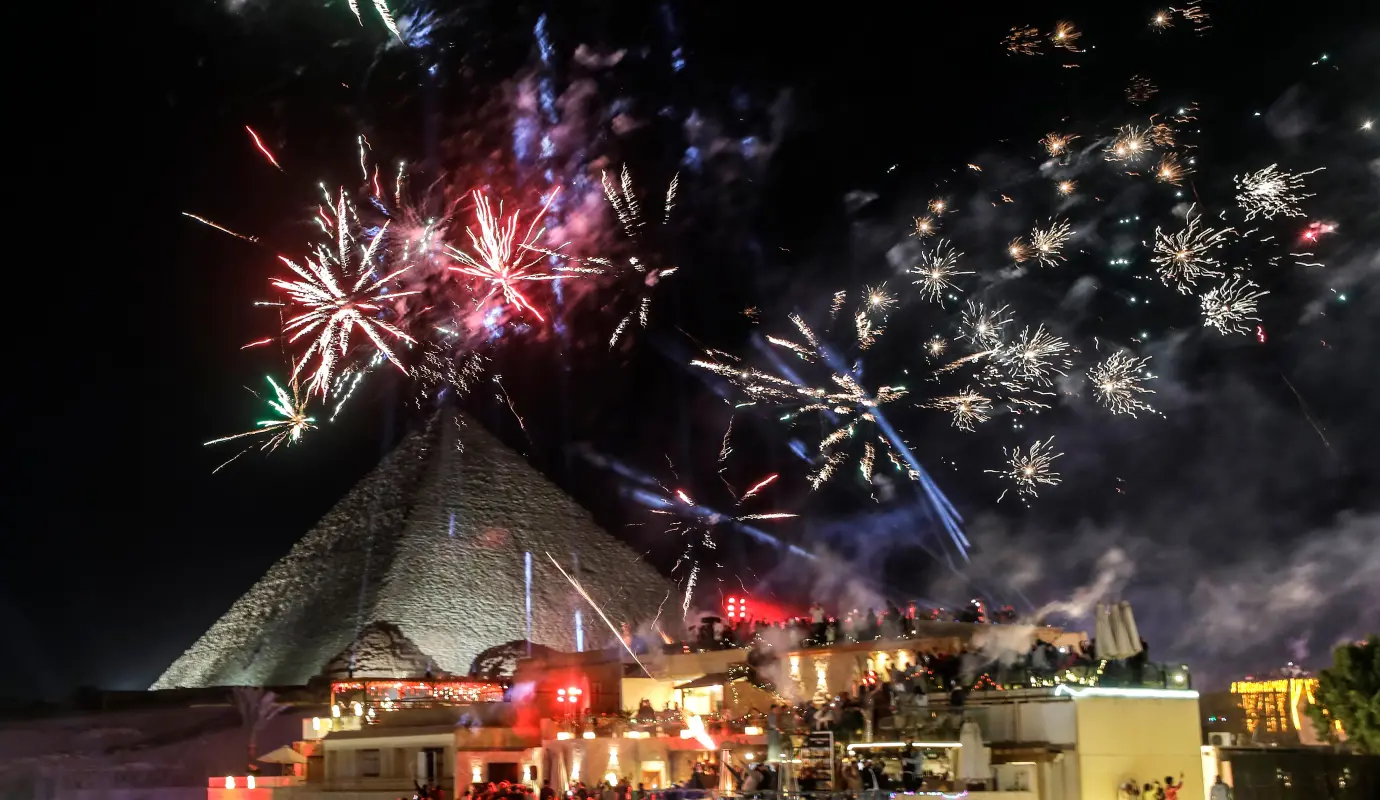 El Año Nuevo se celebra con espectáculos de luces y fuegos artificiales en las Pirámides, una de las Siete Maravillas del Mundo en Giza (Egipto). Foto: Getty 