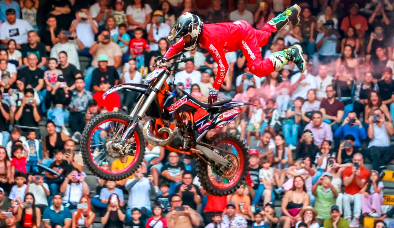 Motocicletas también se tomaron el ruedo para realizar drifts controlados, derrapes y piruetas en el aire que mostraron el dominio absoluto de las máquinas a altas velocidades. Foto: Manuel Saldarriaga Quintero