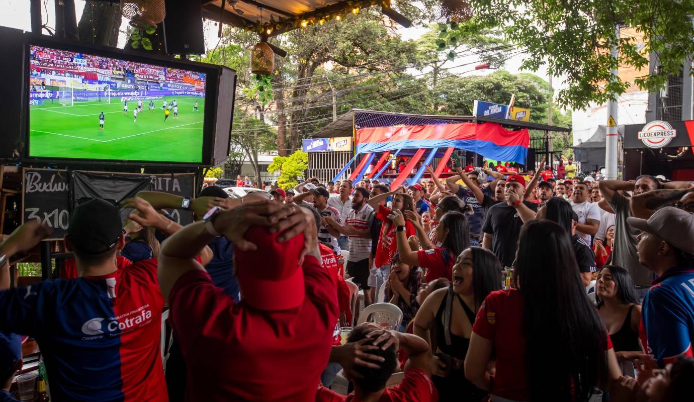 Los aficionados del rojo se mostraron conectados todo el tiempo conectados con lo que pasaba en el partido. En esta toma se ve a algunos de los que llegaron al sector estadio tomándose la cabeza cuando uno de los delanteros del Poderoso falló una opción clara de gol. Foto: Carlos Velásquez