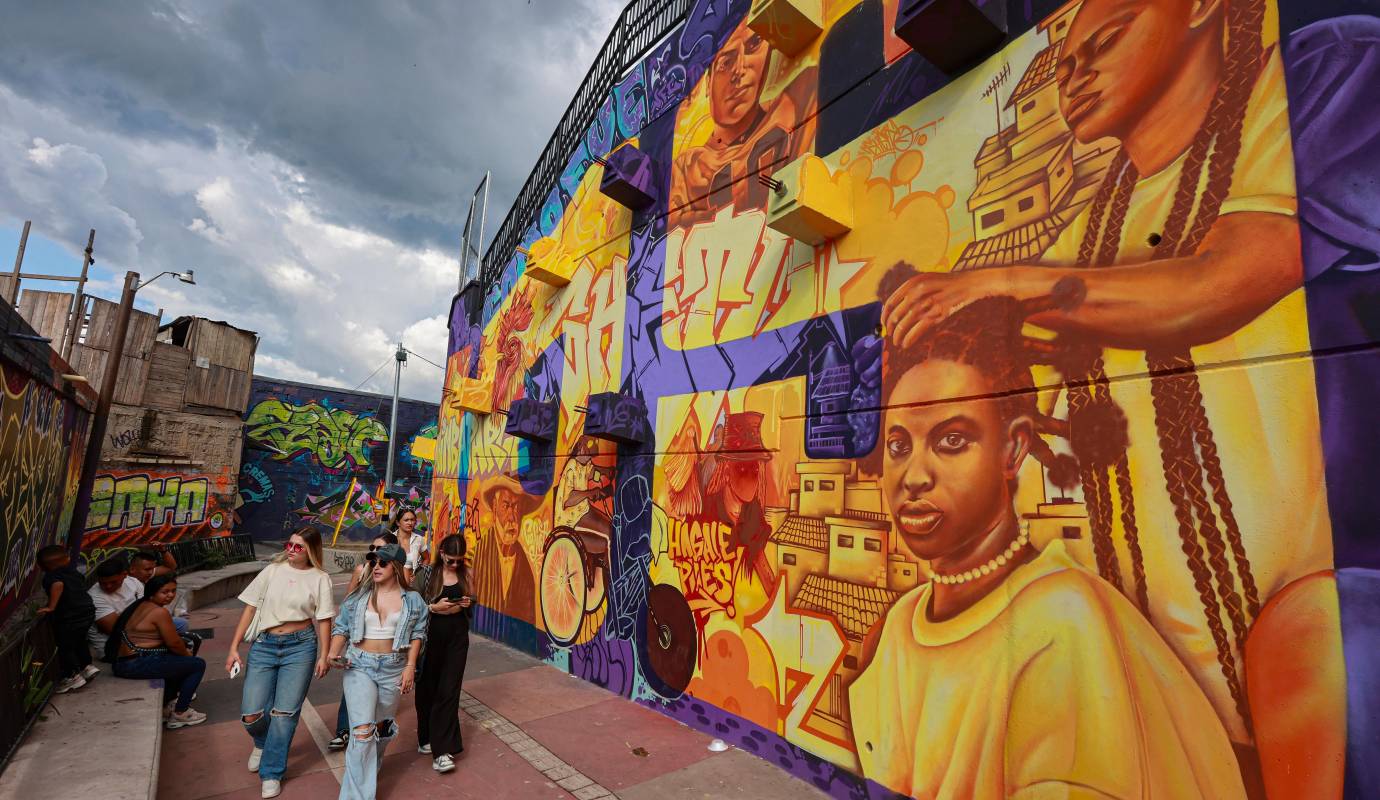 La Comuna 13 de Medellín continúa consolidándose como un referente de arte urbano y resiliencia con la inauguración de un nuevo mural de gran formato titulado “Somos Comuna”. Foto: Manuel Saldariaga Quintero.