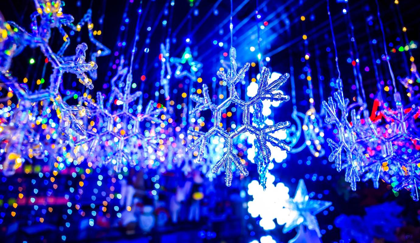 El Hueco iluminado se ha convertido en un atractivo turístico más de Medellín. Cada año, miles de personas visitan este sector para comprar sus adornos navideños y disfrutar del ambiente festivo. Foto: Camilo Suárez Echeverry 