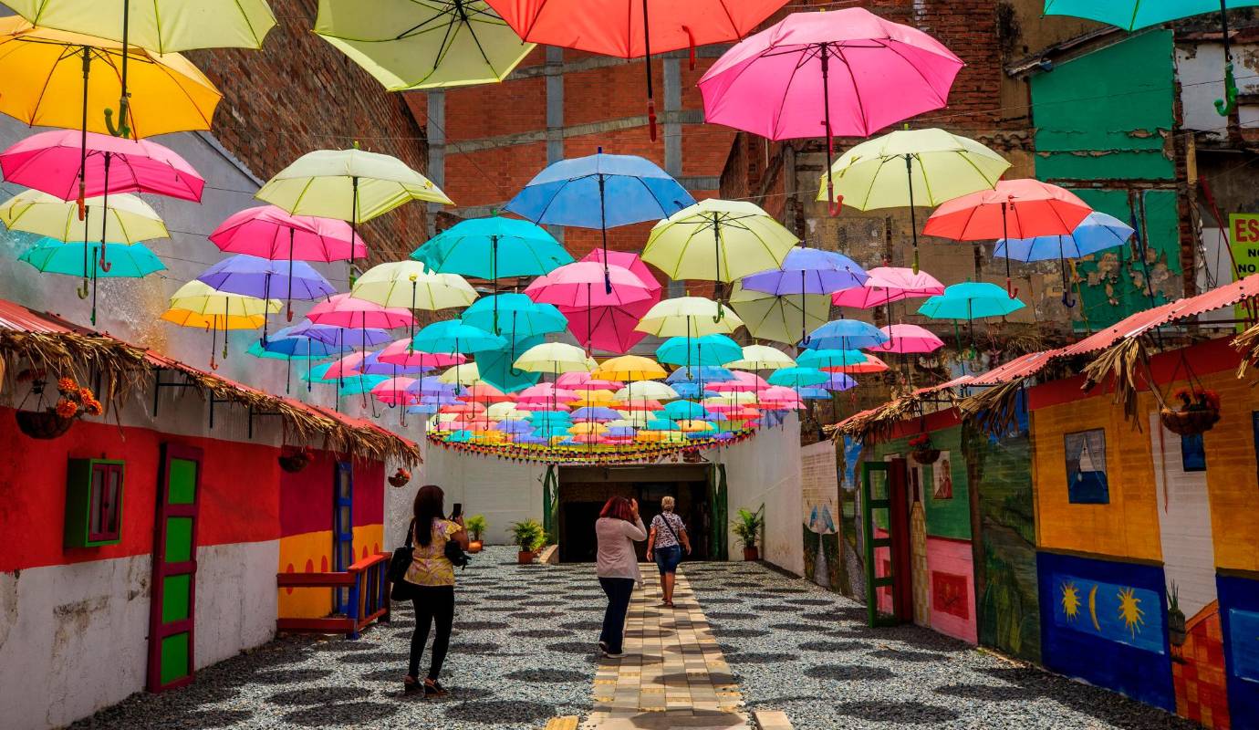 Con motivo de la remodelación de sus locales, los artesanos del Pasaje Junín fueron trasladados unos metros hacia el parque Bolívar. Foto: Camilo Suárez 