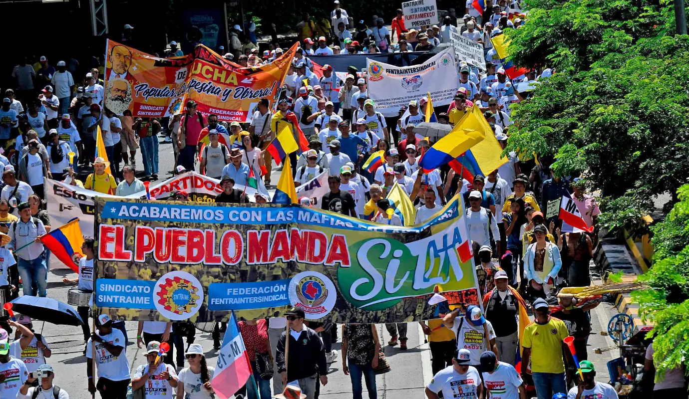 Marcha en la ciudad de Cali. Miles de colombianos se movilizaron este 1° de mayo en las principales ciudades del país para conmemorar el Día Internacional del Trabajo y expresar sus demandas por mejores condiciones laborales. Foto: AFP