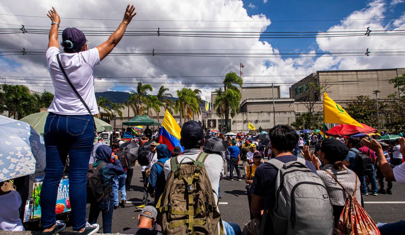 Frente a el edificio de la Fiscalía en la autopista norte se concentraron las manifestaciones que venían del centro de la ciudad. Foto: Carlos Velásquez