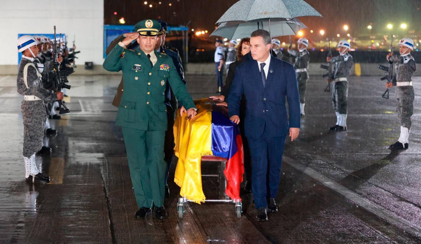 El cuerpo del maestro llegó a Medellín procedente de Bogotá la noche de ayer lunes 25 de septiembre y fue recibido por una guardia militar acompañada del Gobernador de Antioquia Aníbal Gaviria. Foto: Manuel Saldarriaga Quintero