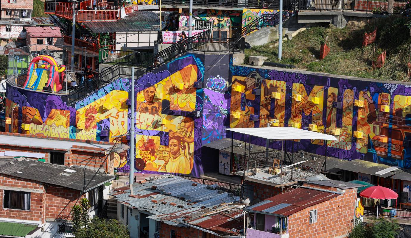 Esta obra, de 370 metros cuadrados, esta ubicada en el barrio Las Independencias 3, es una representación simbólica de la transformación que ha vivido este territorio, combinando historia, cultura y esperanza a través del color y la creatividad. Foto: Manuel Saldariaga Quintero.