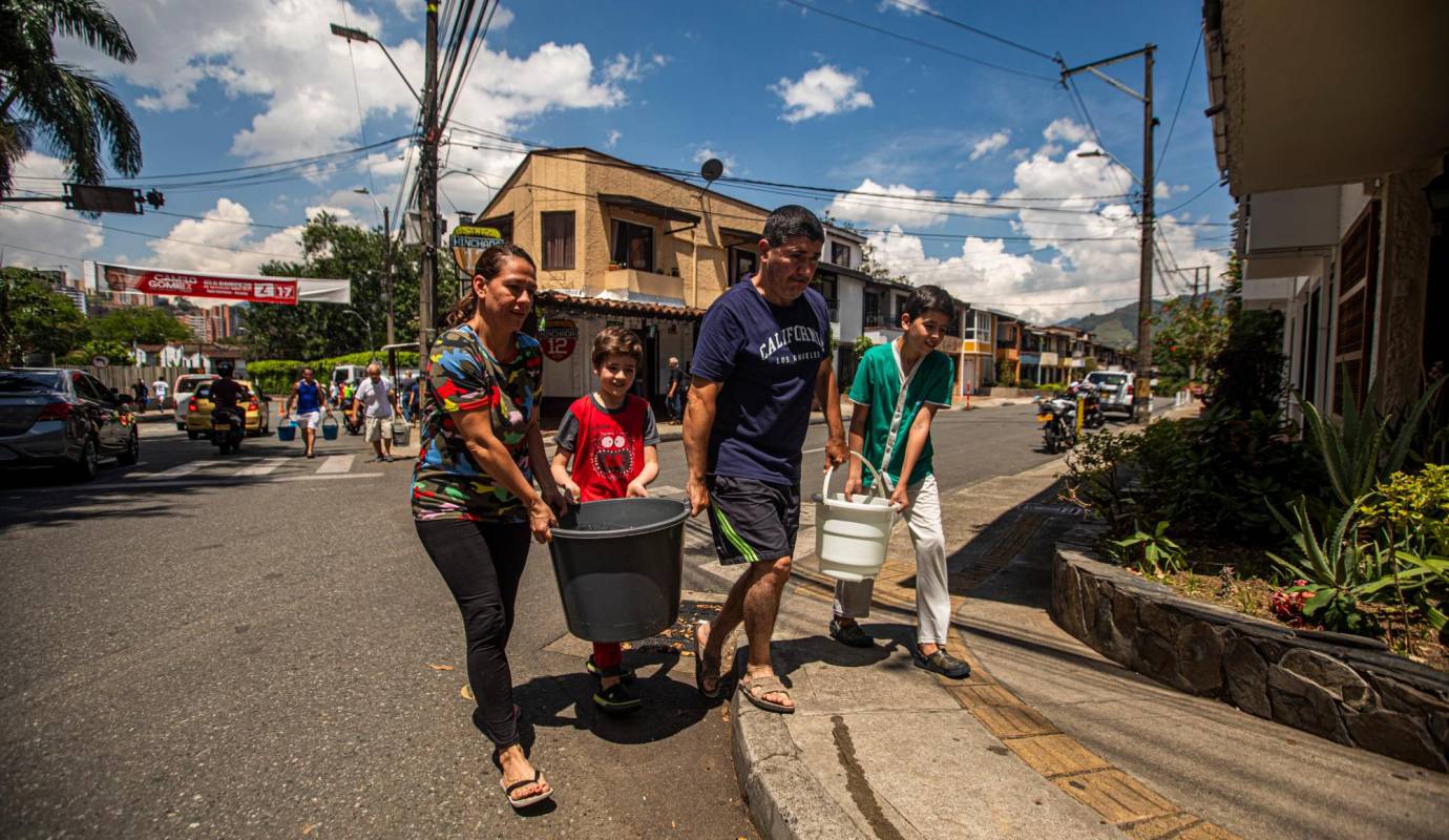Habitantes de varios barrios del municipio tuvieron que acercarse a los carrotanques para abastecerse del preciado liquido. Foto: Carlos Velásquez