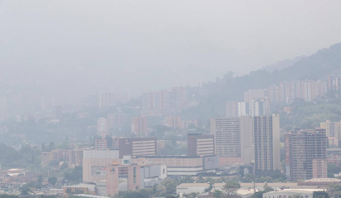 A raíz de los dos días consecutivos con un deterioro en la calidad del aire de Medellín y el Aburrá, el Área Metropolitana indicó que por ahora apelará a que la ciudadanía opte por el autocuidado. Foto: Jaime Pérez