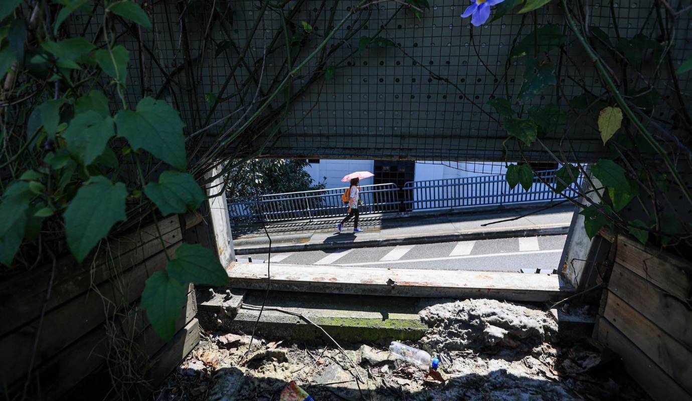 En marzo pasado la Alcaldía y la policía adelantaron un “operativo relámpago” en el puente de la 4 Sur en el que inmovilizaron 81 motos por estar mal estacionadas en los bajos y zonas verdes y se incautaron 32 armas blancas y más de 150 dosis de droga. Foto: Manuel Saldarriaga Quintero