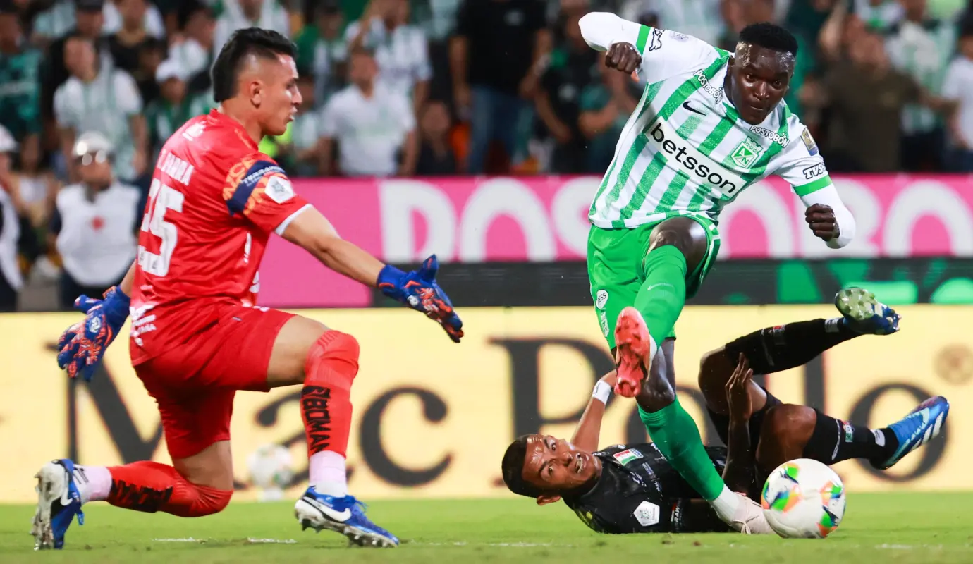 El protagonista indiscutible de la noche fue Joan Parra, arquero del Once Caldas, cuya actuación estelar se erigió como un muro infranqueable ante los constantes embates del conjunto verdolaga, ahogando el grito de gol en la afición local. Foto: Manuel Saldarriaga Quintero.