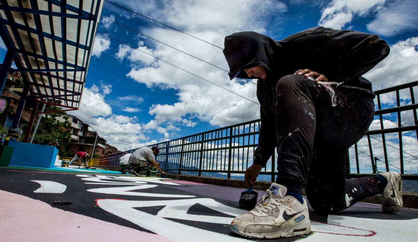 Al puente Bicentenario, un colectivo de Graffitiart lo intervino con 80 galones de pintura y en tan solo 9 días le lo convirtieron en otro. Fotos Julio César Herrera. 