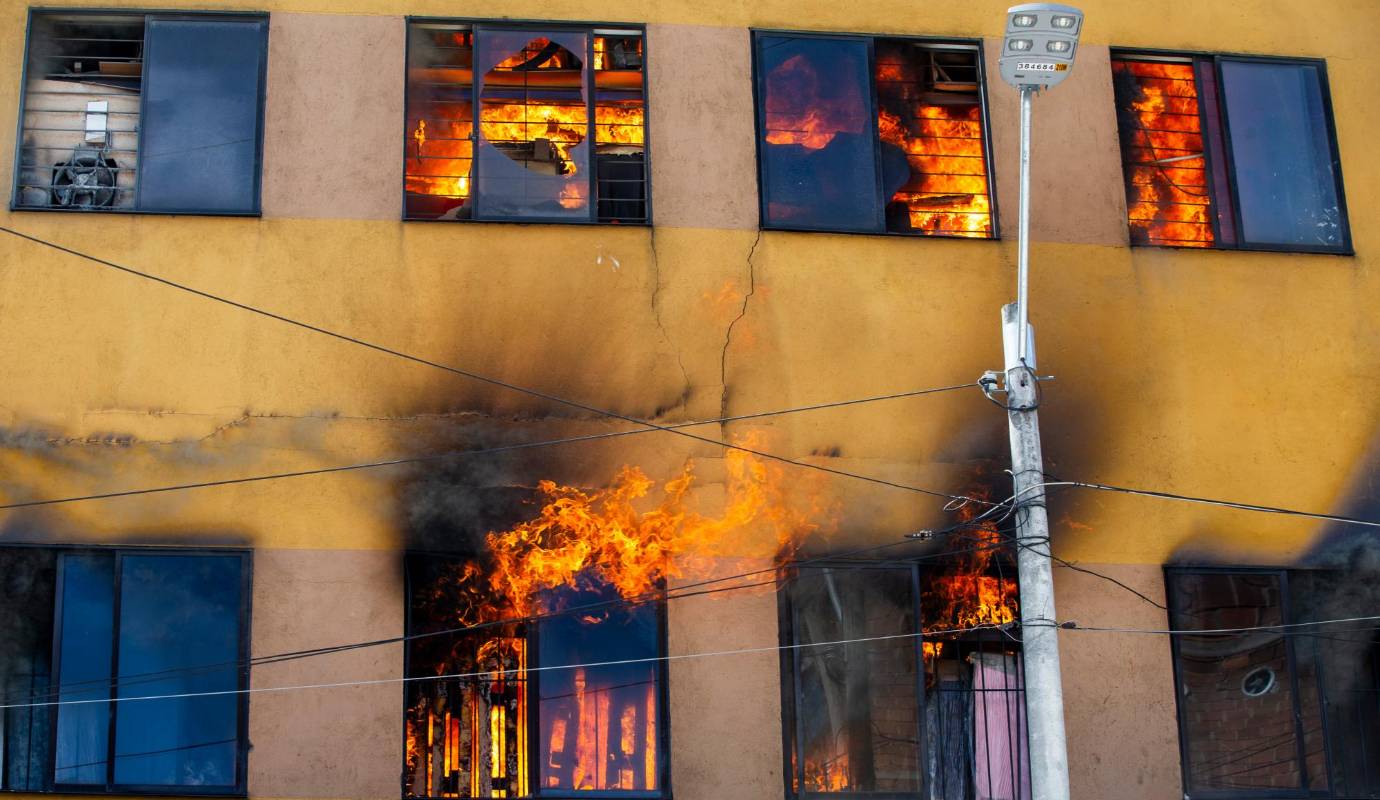 El incendio se originó en la mencionada fábrica y luego se extendió a un hotel y a otra bodega contigua en la que también se almacenaban muebles. Foto: Julio César Herrera