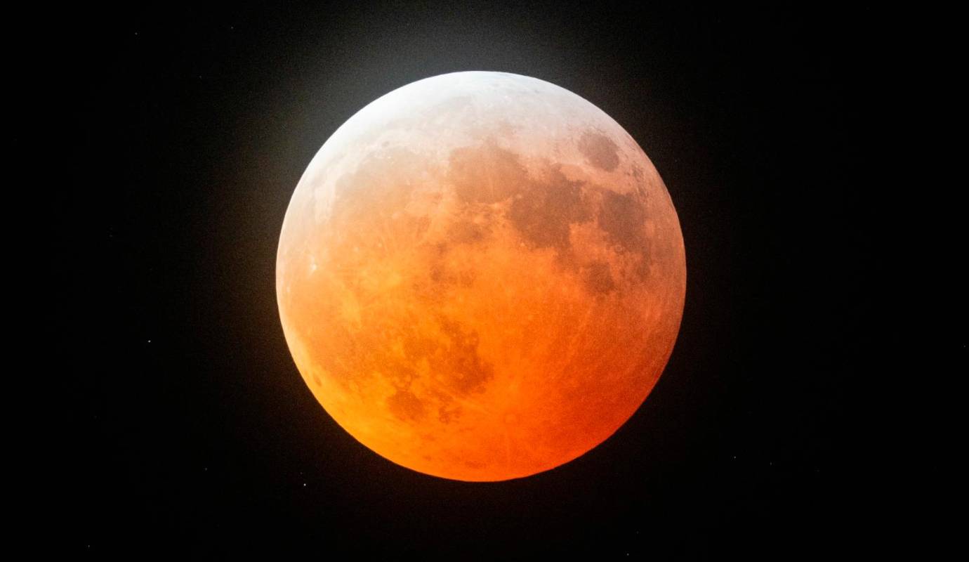 Durante este fenómeno, la Luna se volvió roja debido a la sombra proyectada por la Tierra, según información de la NASA. Foto: Getty