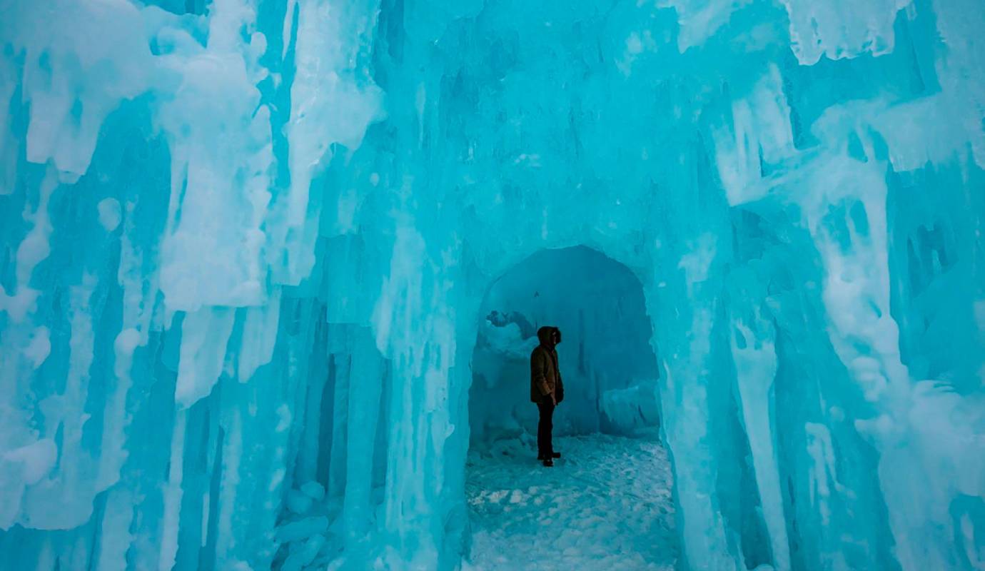 Estas estructuras, construidas completamente a mano con cientos de miles de carámbanos, son verdaderas obras de arte que combinan la belleza natural del hielo con la creatividad humana. Foto: AFP