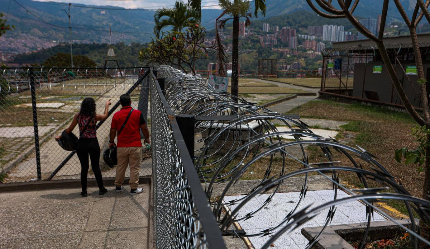 El principal temor de la Personería era que la capacidad máxima del mirador con visitantes en simultánea era apenas de 200 personas, pero en numerosas veces más de 1.200 personas alcanzaban a estar al tiempo sobre el techo de los tanques, como en temporada de vacaciones. Foto: Manuel Saldarriaga Quintero.