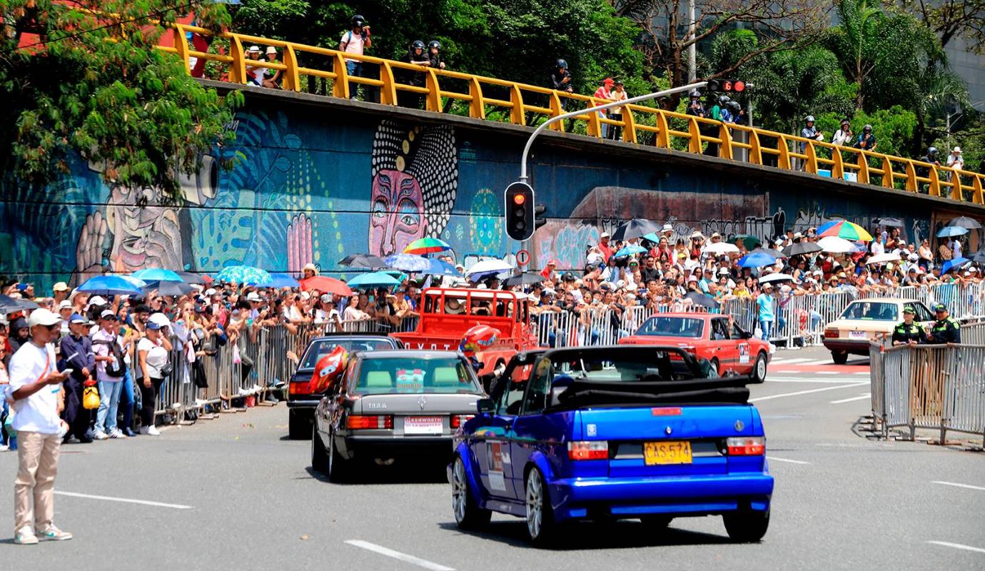 El desfile de este año fue un viaje al pasado, lleno de elegancia, estilo y una pasión compartida por los autos convertibles. Foto: Esneyder Gutiérrez