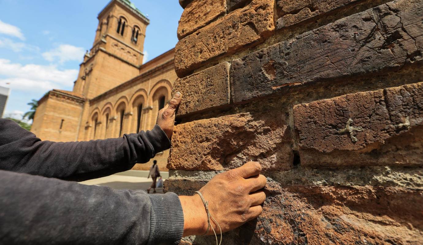  Las paredes de la catedral deben soportar los arañazos que con cualquier objeto hacen los adictos al bazuco para obtener parte el polvo de ladrillo con el que hacen rendir las dosis de la droga que consumen. Foto: Manuel Saldarriaga Quintero.
