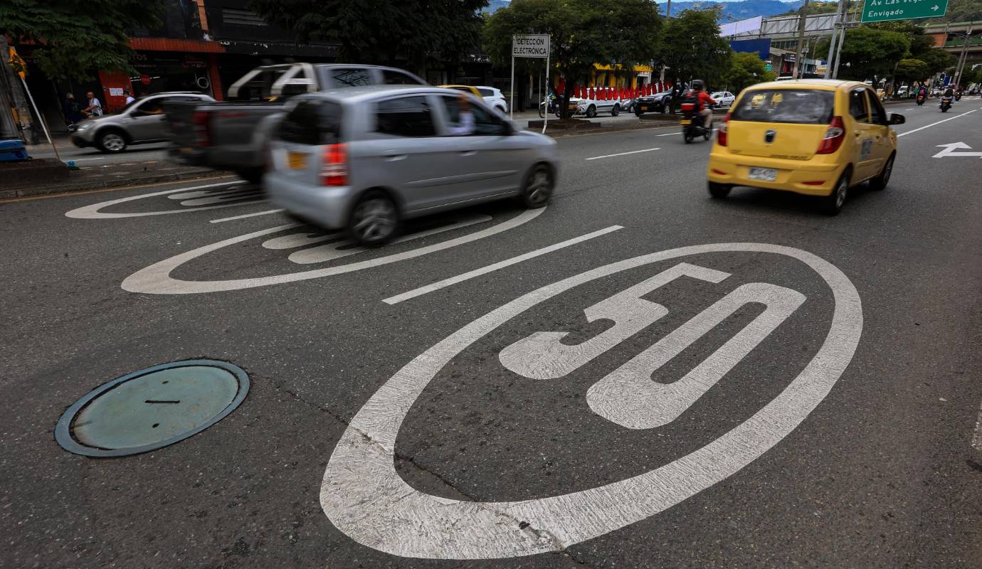 “Además, se ha demostrado que las velocidades más bajas en los entornos urbanos, con límites entre los 30 y los 50 kilómetros por hora, no solo resultan mucho más seguras para todos los tipos de desplazamiento, sino que son más eficientes para reducir la congestión y la contaminación”, recalcaron desde la administración. Foto: Manuel Saldarriaga Quintero 