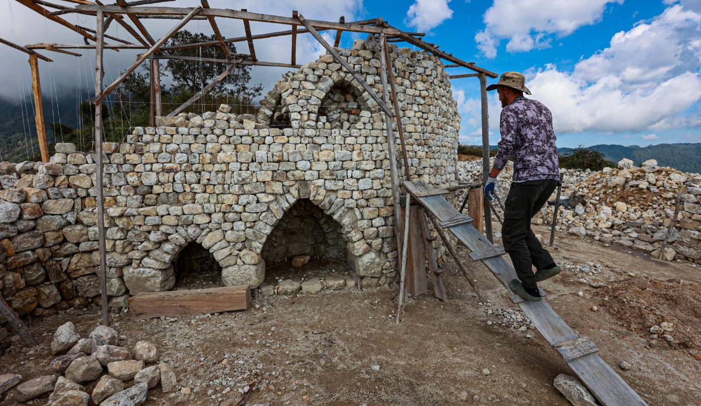 La montaña donde se levanta la enorme casa fue un lugar sagrado para los indígenas. Los hermanos encontraron trozos de artesanías y piezas indígenas. Foto: Manuel Saldarriaga Quintero.