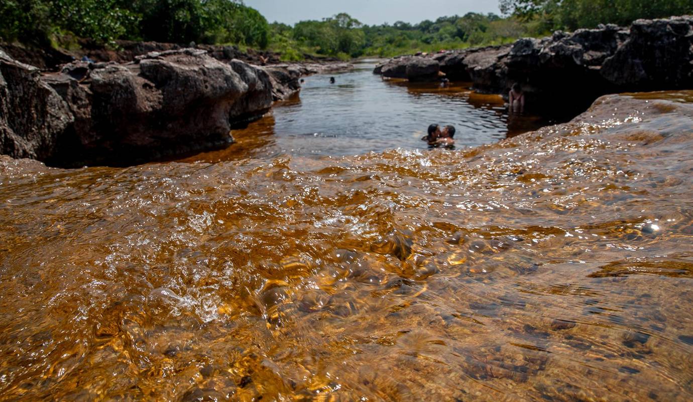 Los Pozos Naturales, también ubicados en San José del Guaviare, presentan una paleta cromática diversa gracias a sus aguas cristalinas y a los minerales que se encuentran en el lecho del río, que reflejan distintas tonalidades bajo la luz del sol. Foto: Juan Antonio Sánchez