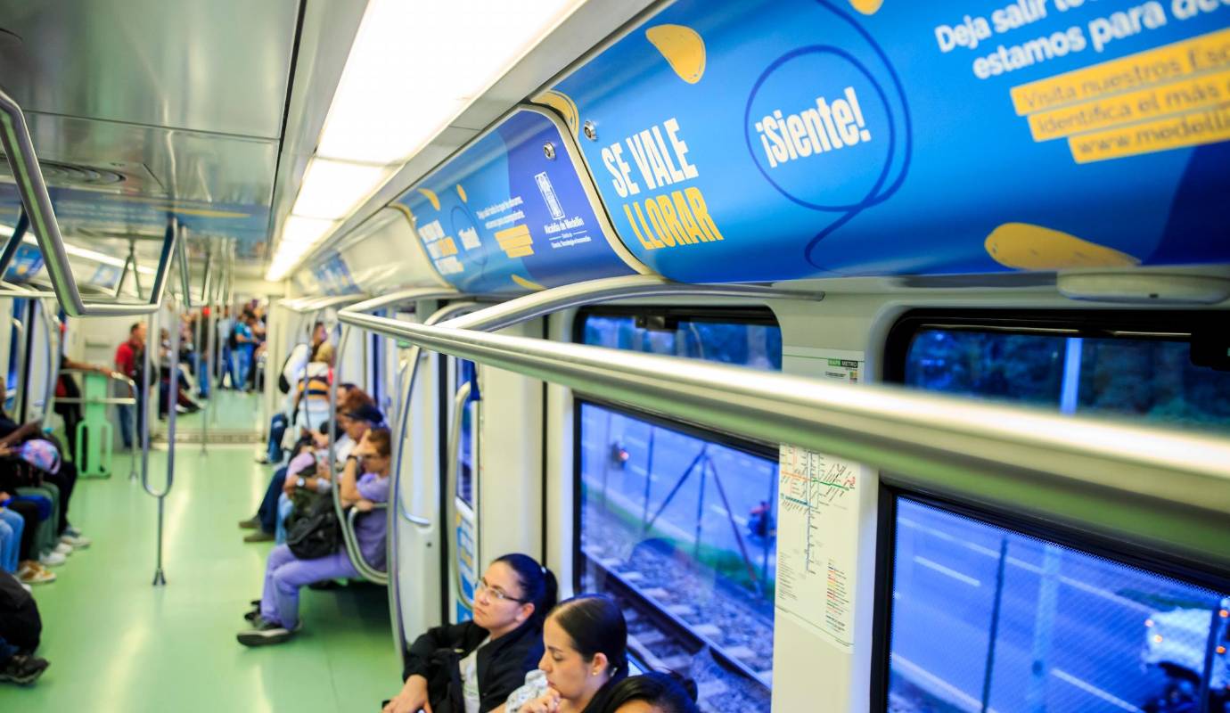 Pero el Tren de la Salud Mental va más allá de la decoración. A bordo de estos vagones, un equipo de psicólogos estará disponible para brindar orientación y apoyo a los usuarios que lo requieran. Además, se realizarán actividades lúdicas y educativas para promover el autocuidado y el bienestar emocional. Foto: Camilo Suárez Echeverry
