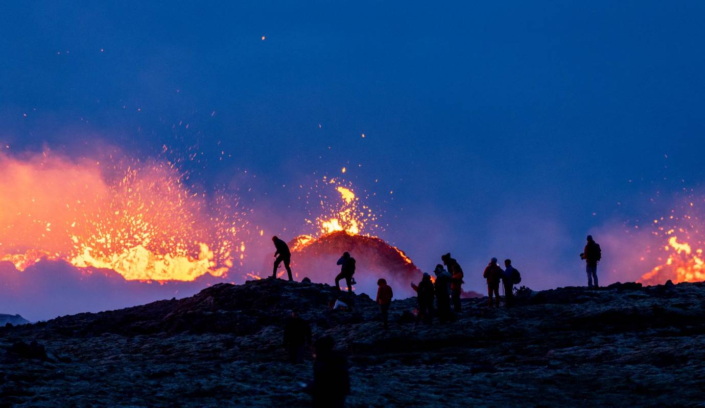 Los turistas desafían el peligro para contemplar de cerca un volcán en erupción. Foto: Getty