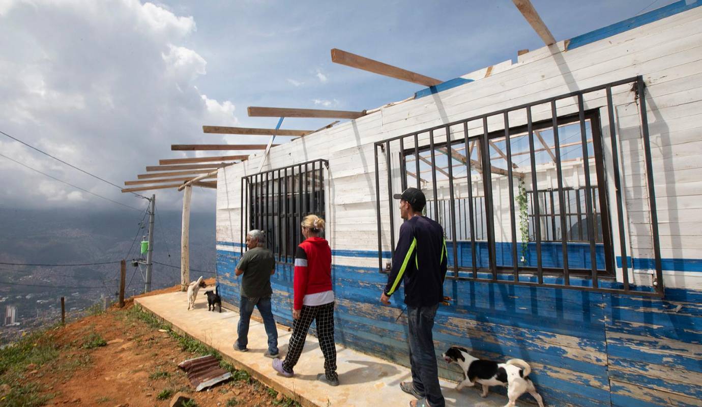 La Iglesia María Reina de los Corazones no solo es un lugar de culto, sino también un centro de encuentro y apoyo comunitario. Su restauración es crucial para devolver a los feligreses un espacio seguro y adecuado para sus actividades religiosas y sociales. Foto: Esneyder Gutiérrez