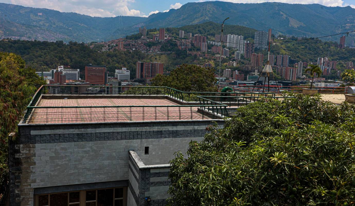 La decisión, que tiene frustrados a los turistas y emberracados a los comerciantes, tiene una justificación. En octubre de 2023, la Personería de Medellín emitió una alerta por el posible colapso de la plataforma que durante décadas recibió sin restricción alguna a los visitantes del cerro Nutibara. Foto: Manuel Saldarriaga Quintero.
