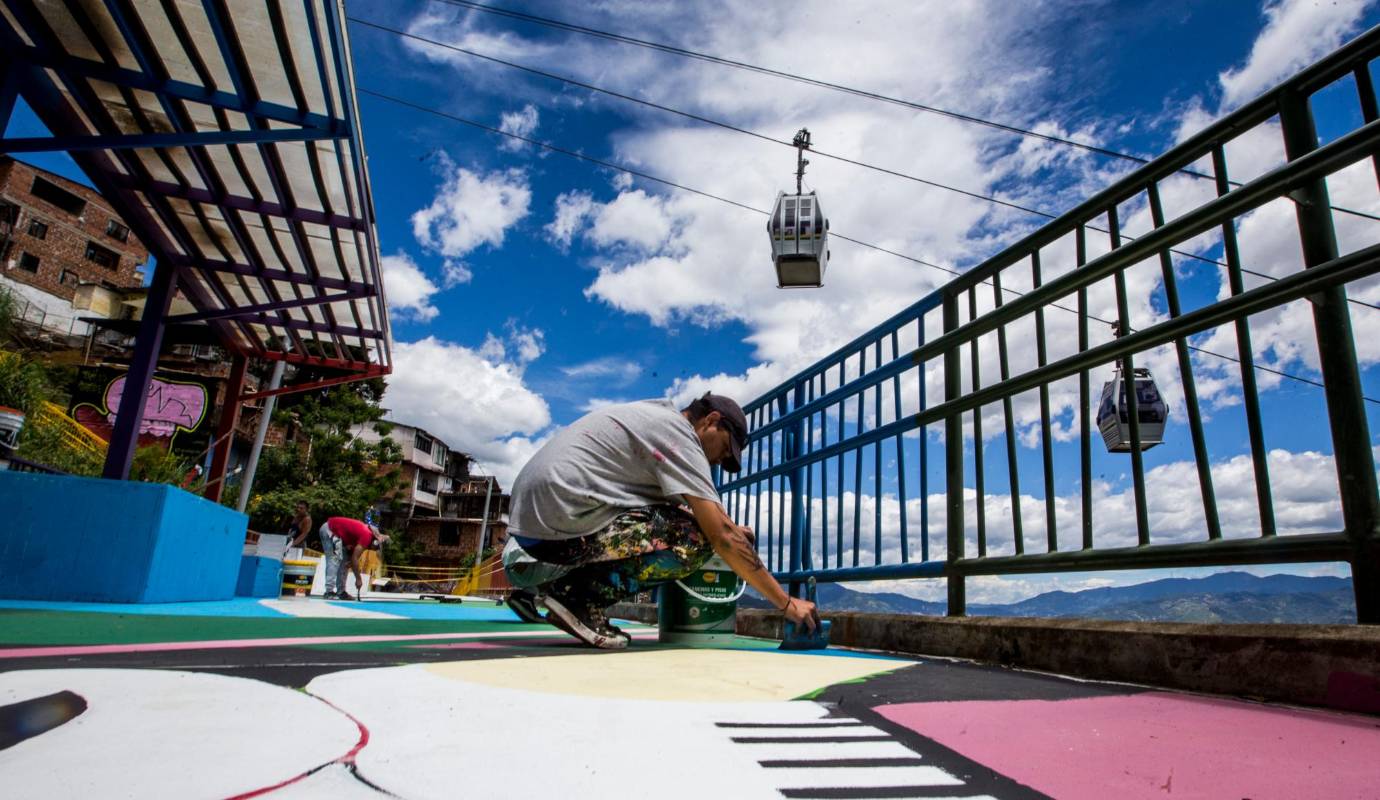 Esta Arquitectura tiene un complemento y es el Museo Urbano de Memoria, una iniciativa del colectivo Trash Art. En una semana estará lista una galería urbana que contara la historia de los 21 barrio de la comuna 1. Foto: Julio César Herrera. 