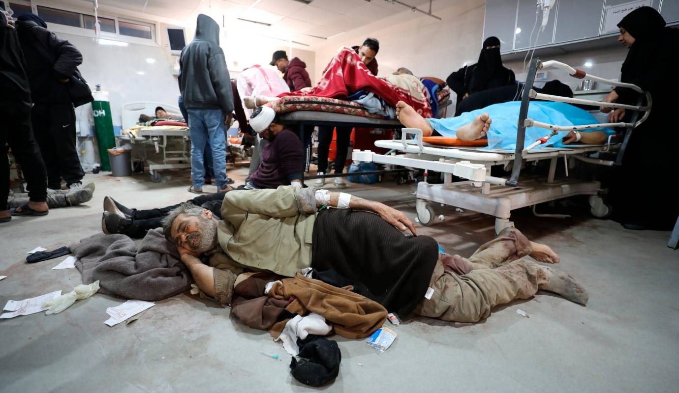Palestinos heridos reciben tratamiento médico en el Hospital Al-Shifa después de que las fuerzas israelíes abrieran fuego contra palestinos que esperaban camiones de ayuda humanitaria en la calle Al-Rashid. Fotos Getty