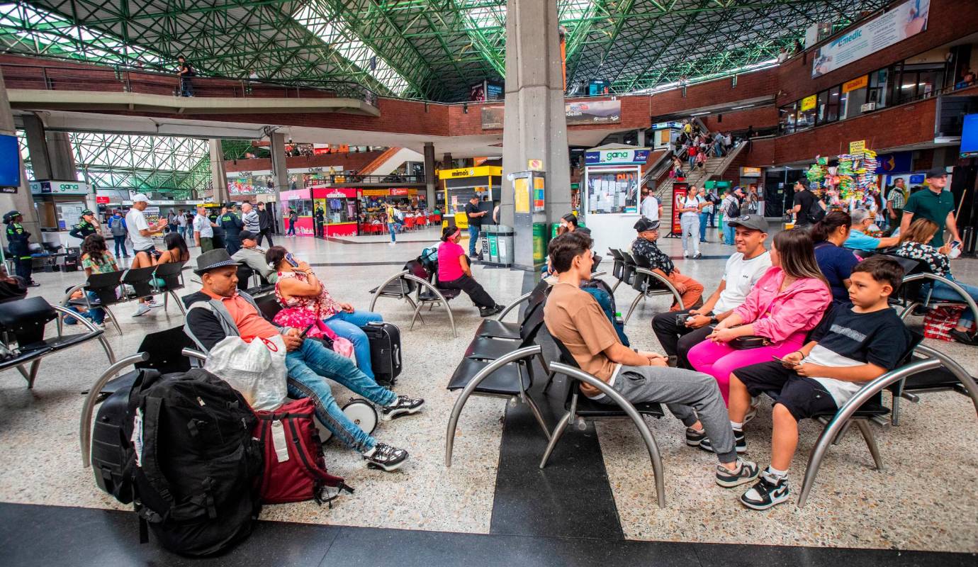 Desde tempranas horas de hoy miércoles 27 de marzo se presenta gran número de viajeros en la llegada y salida de la Terminal del Norte. Foto: Esneyder Gutiérrez 