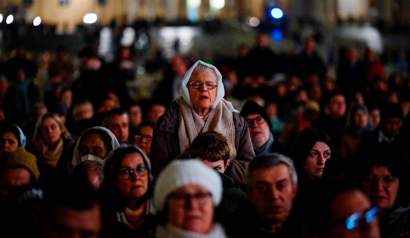 La gente se reúne para orar por la salud del papa Francisco en la plaza de San Pedro en el Vaticano, en la noche de ayer 28 de febrero. Foto: AFP