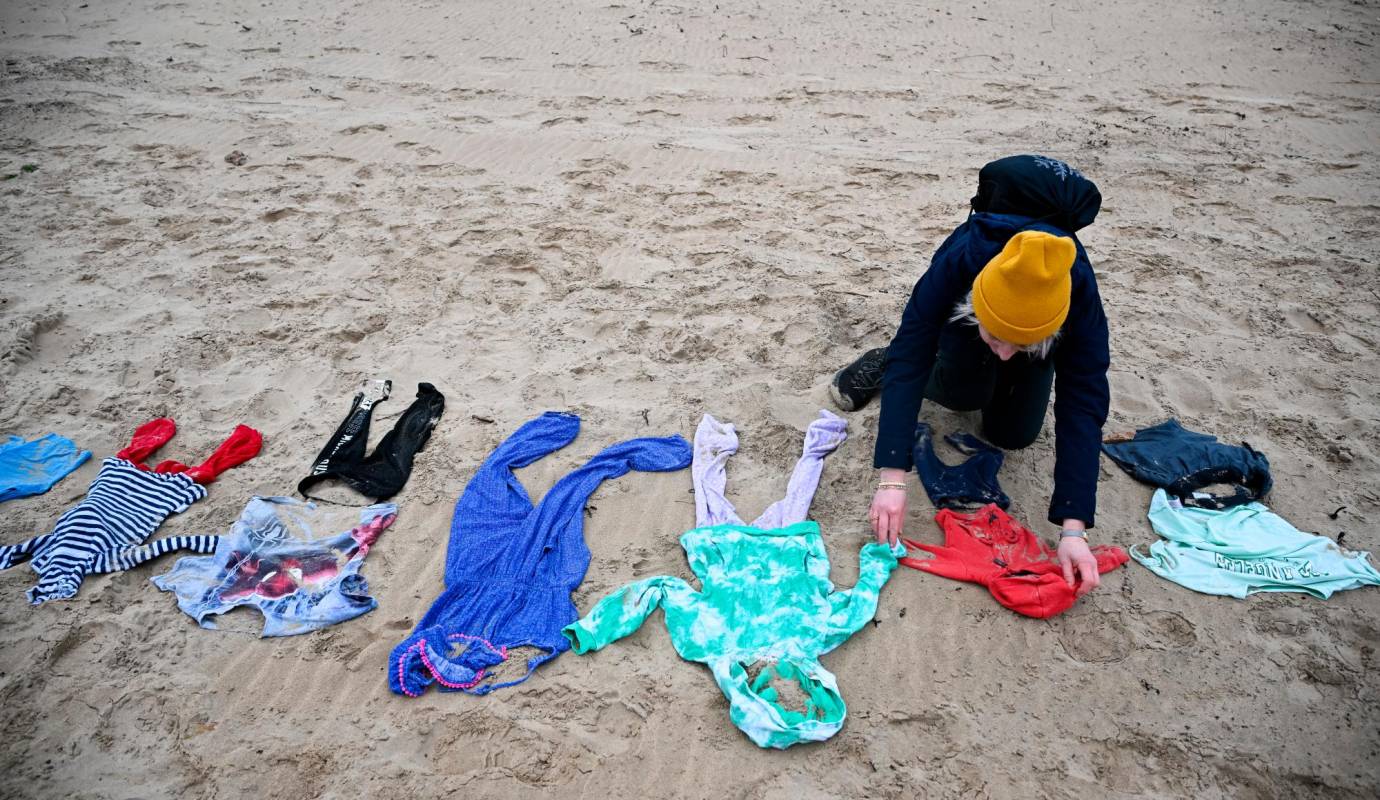 Los activistas colocaron una línea de cinco kilómetros de ropa infantil de segunda mano a lo largo de la playa de Bournemouth para ilustrar la magnitud de las muertes infantiles en Gaza. Foto: Getty