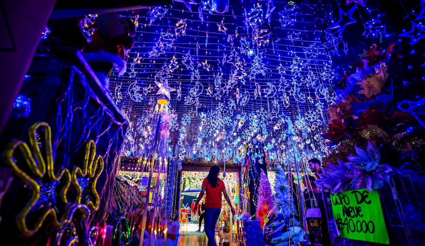 La Navidad llegó antes de tiempo a Medellín. Desde principios de octubre, el tradicional sector comercial de El Hueco se ha transformado en un luminoso oasis navideño, anticipando la alegría y el espíritu festivo de diciembre. Foto: Camilo Suárez Echeverry 