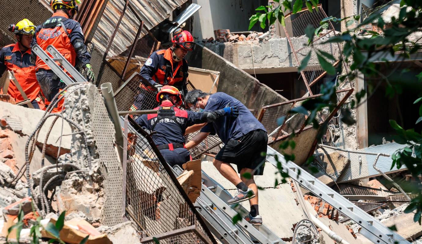 Rescatistas trabajan para liberar a centenares de personas que se encuentran después de que el fuerte sismo provocara el derrumbe de varios edificios. Foto: AFP