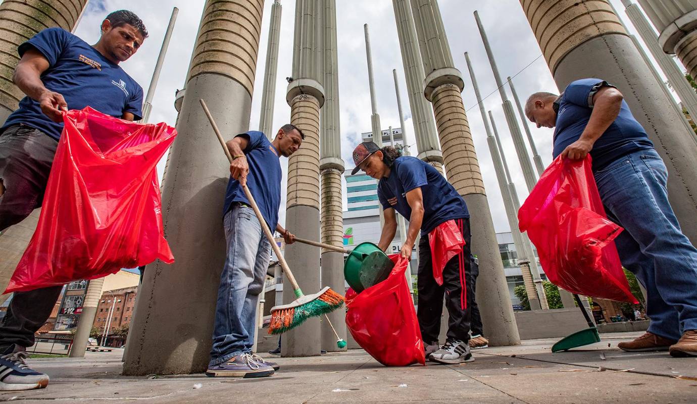 En una jornada llena de simbolismo, 17 hombres que viven en situación de calle tomaron las escobas y recolectores para embellecer las calles de Medellín. Esta iniciativa, liderada por la Alcaldía, busca no solo mejorar el aspecto de la ciudad, sino también brindar una oportunidad de resocialización a quienes buscan salir de las calles. Foto: Esneyder Gutiérrez
