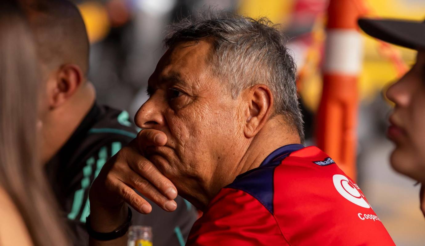 Un aficionado del cuadro rojo se vio pensativo mientras observaba el juego en Aranjuez. Foto: Carlos Velásquez