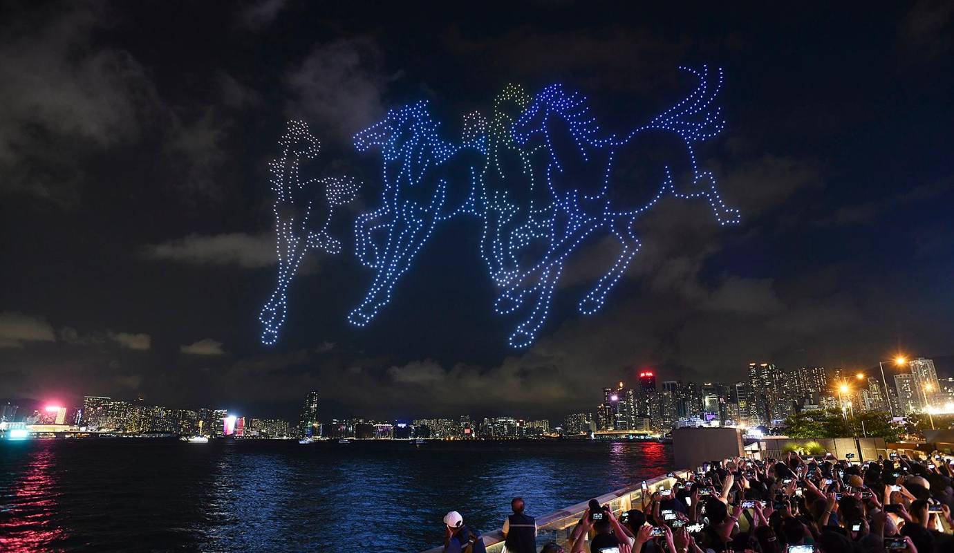 El puerto de Victoria de Hong Kong fue el escenario del espectacular show de drones con el que se conmemoró el 75° aniversario de la fundación de la República Popular China. Foto: GETTY