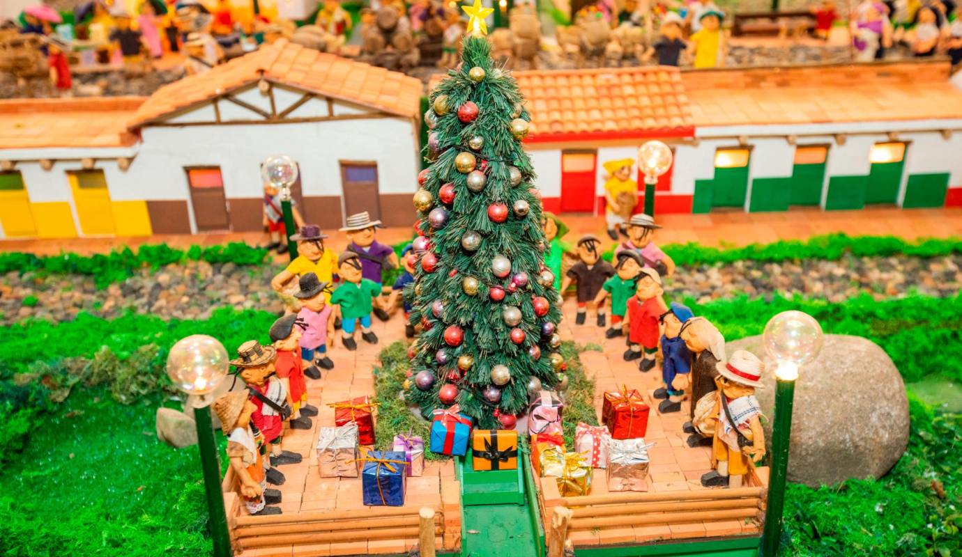 El árbol y costumbres navideñas y culturales están presentes en las cientos de escenas que contiene la obra. Foto: Esneyder Gutiérrez